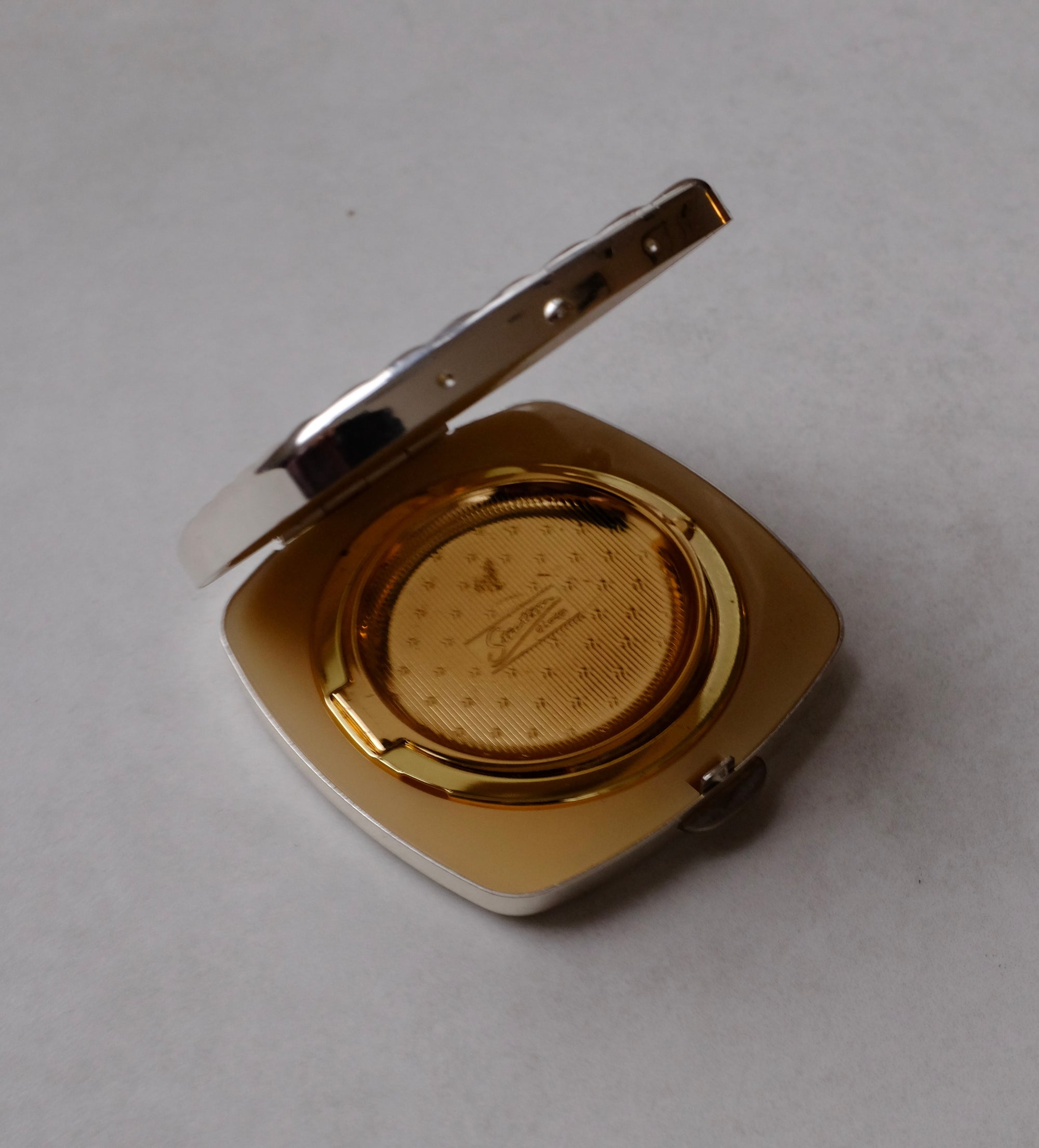 Ribbed Silver-tone compact