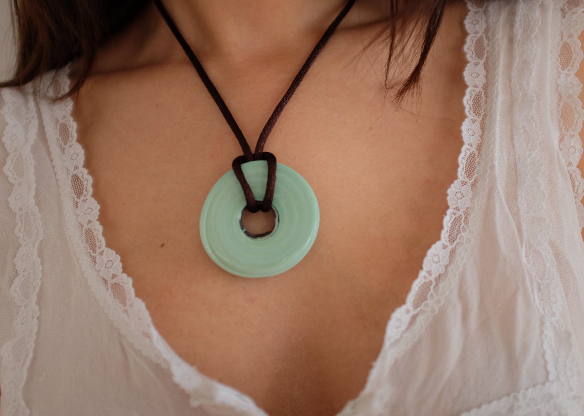 GREEN GLASS TURQUOISE CIRCLE PENDANT