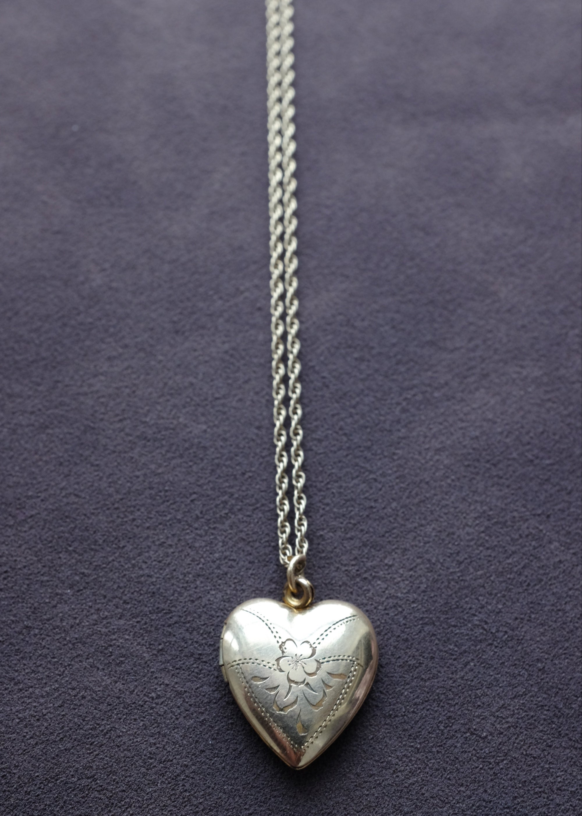 9CT GOLD FLORAL ENGRAVED HEART LOCKET