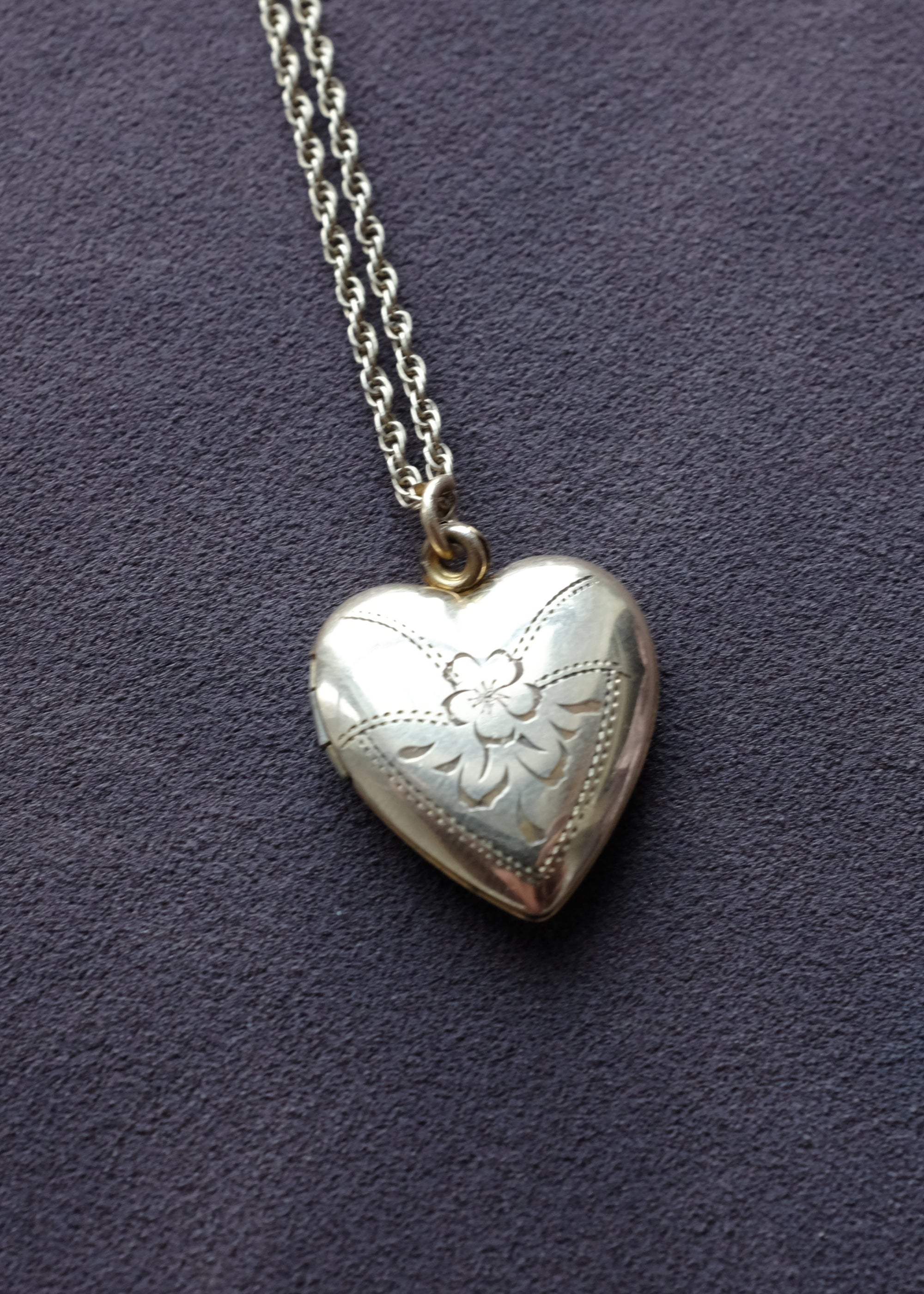 9CT GOLD FLORAL ENGRAVED HEART LOCKET