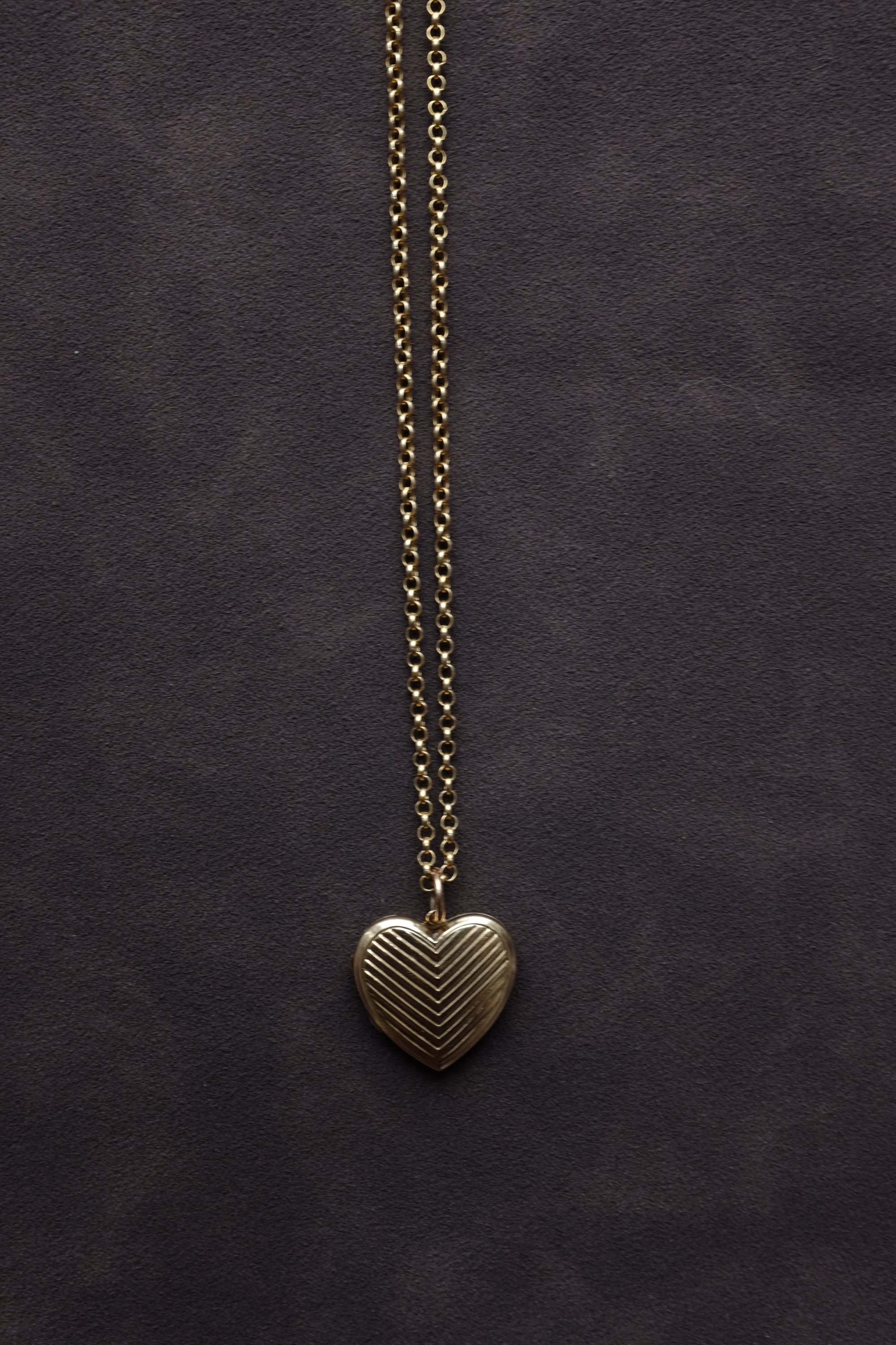 9CT GOLD HEART RIDGED LOCKET