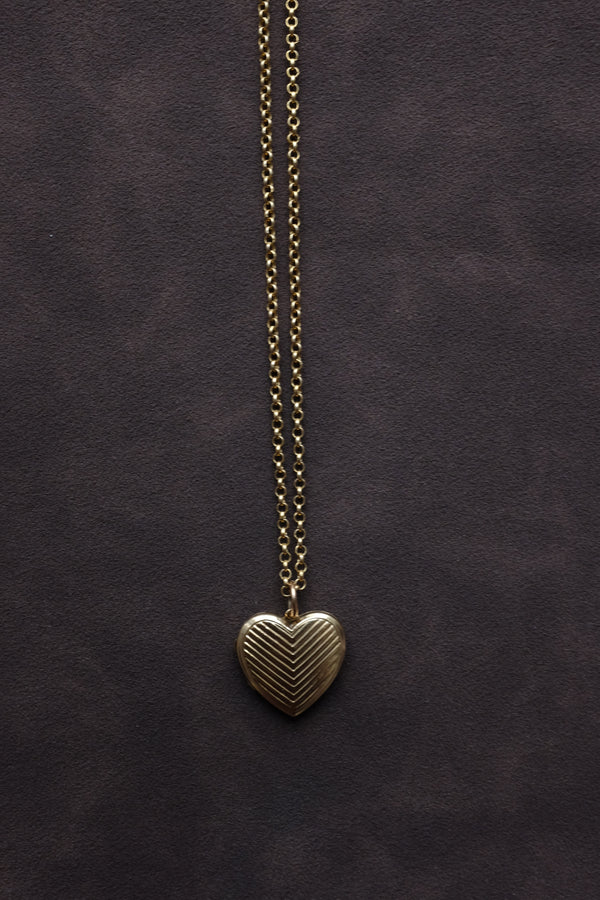 9CT GOLD HEART RIDGED LOCKET