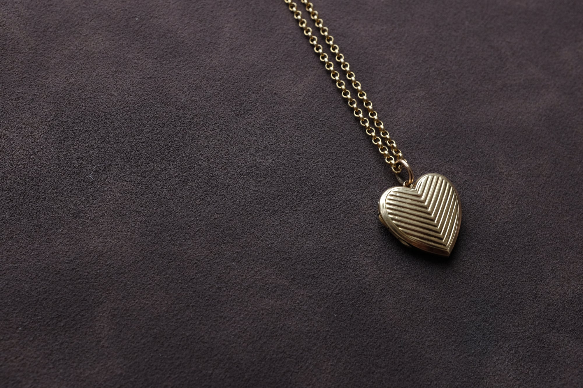 9CT GOLD HEART RIDGED LOCKET