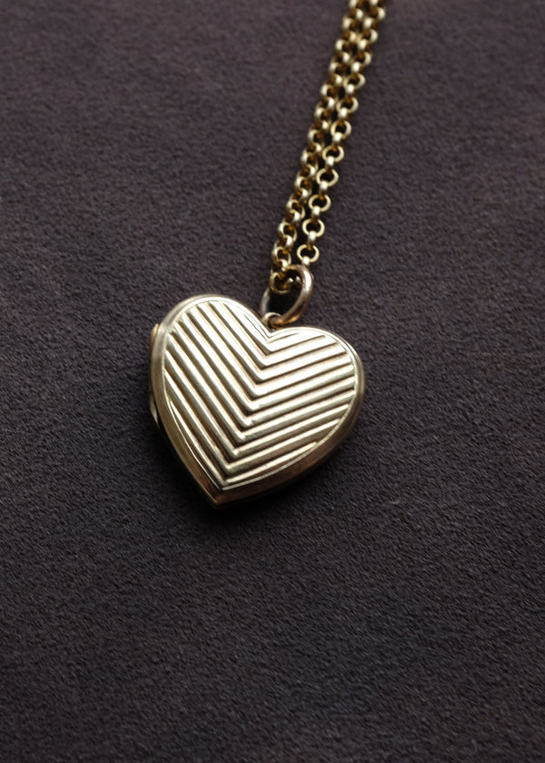 9CT GOLD HEART RIDGED LOCKET