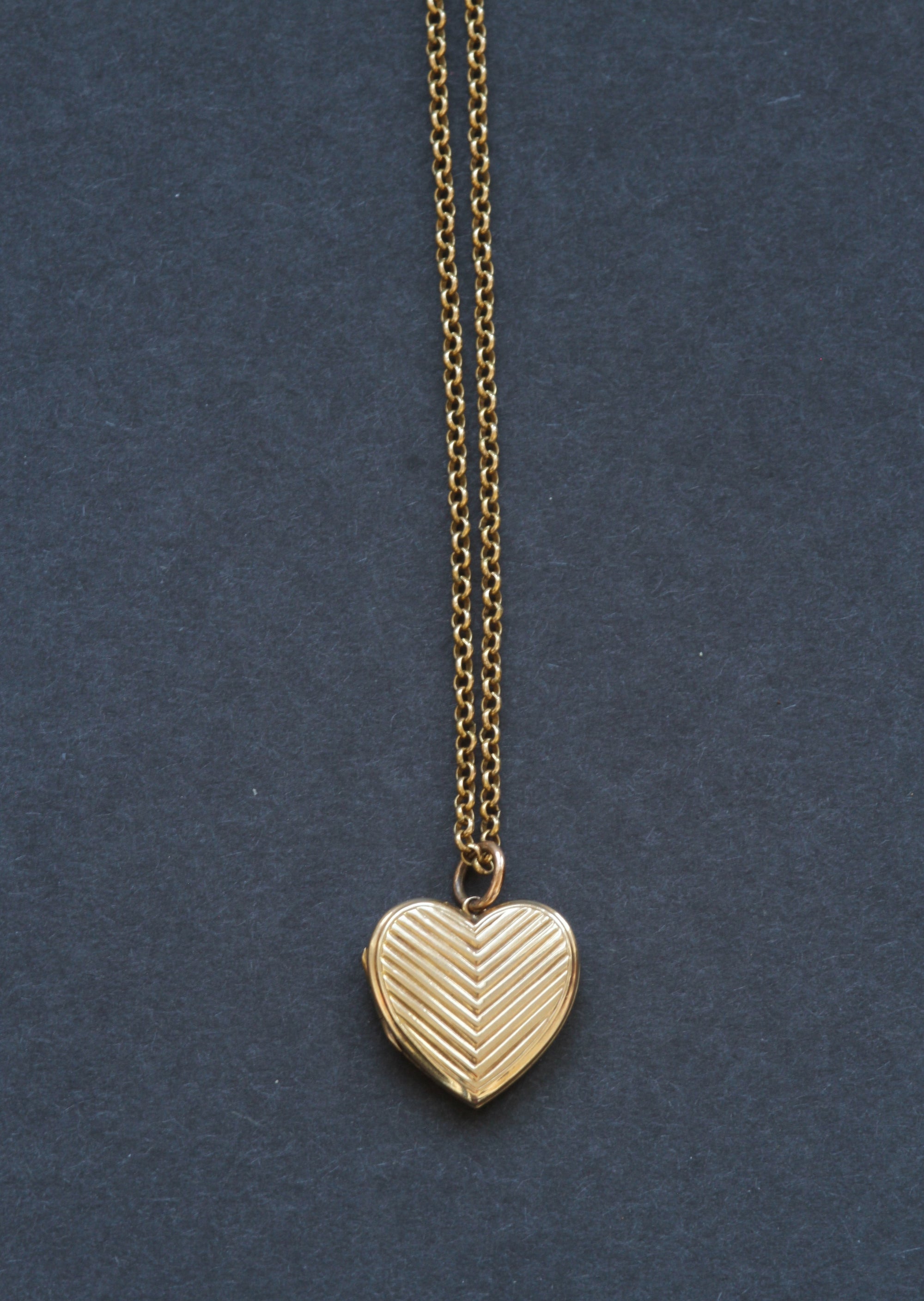 9CT VINTAGE GOLD RIDGED HEART LOCKET