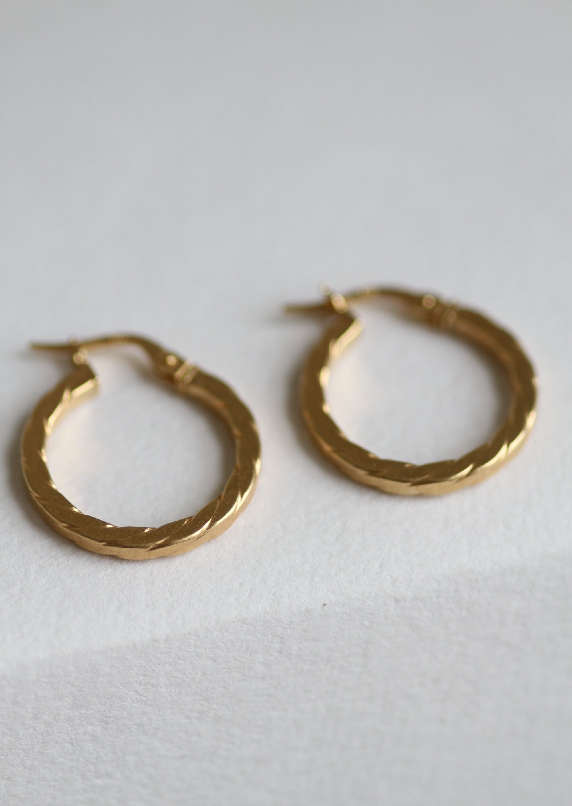 9CT GOLD VINTAGE TWIST TEXTURED HOOP