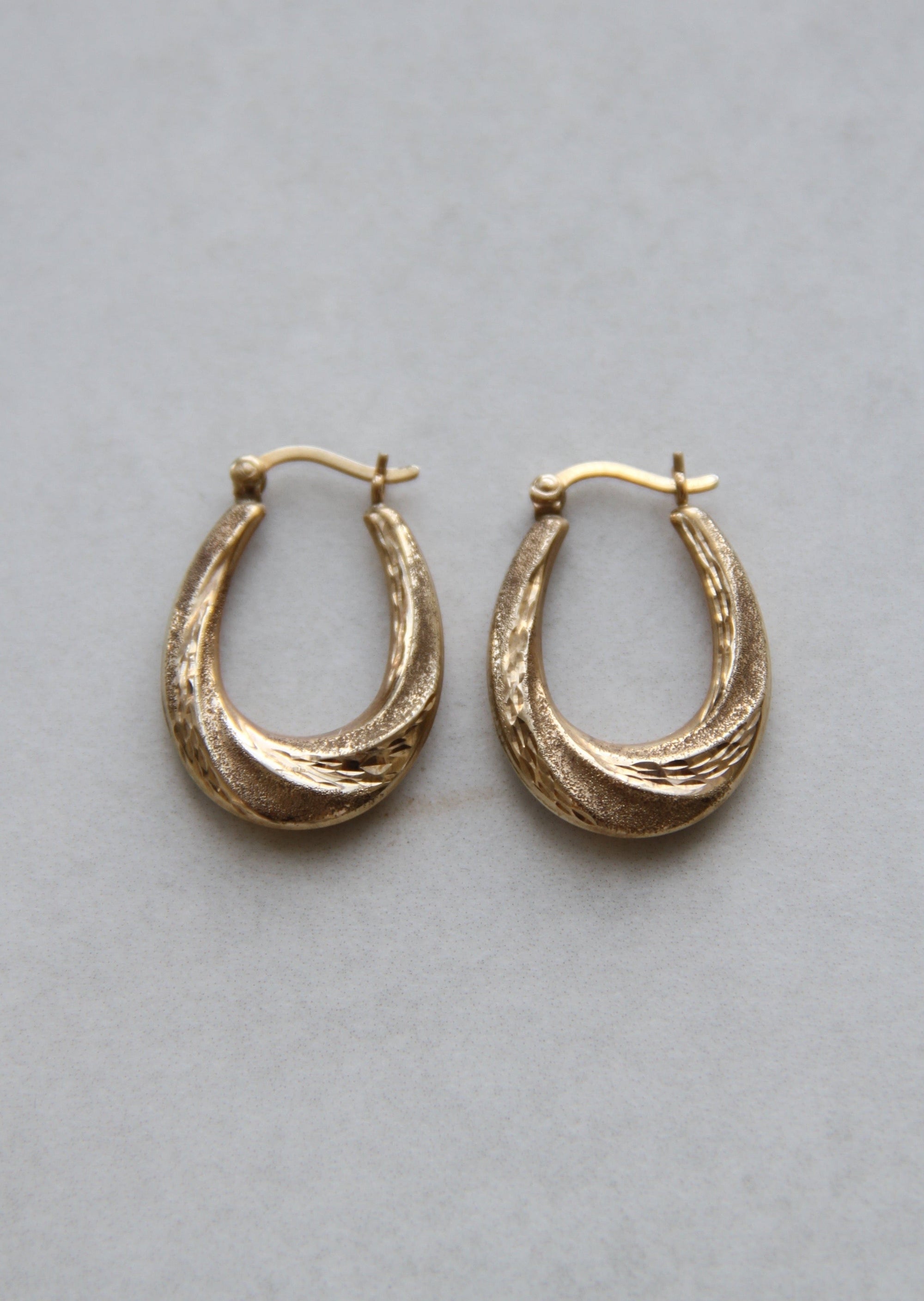VINTAGE 9CT GOLD OVAL TWIST TEXTURED HOOPS