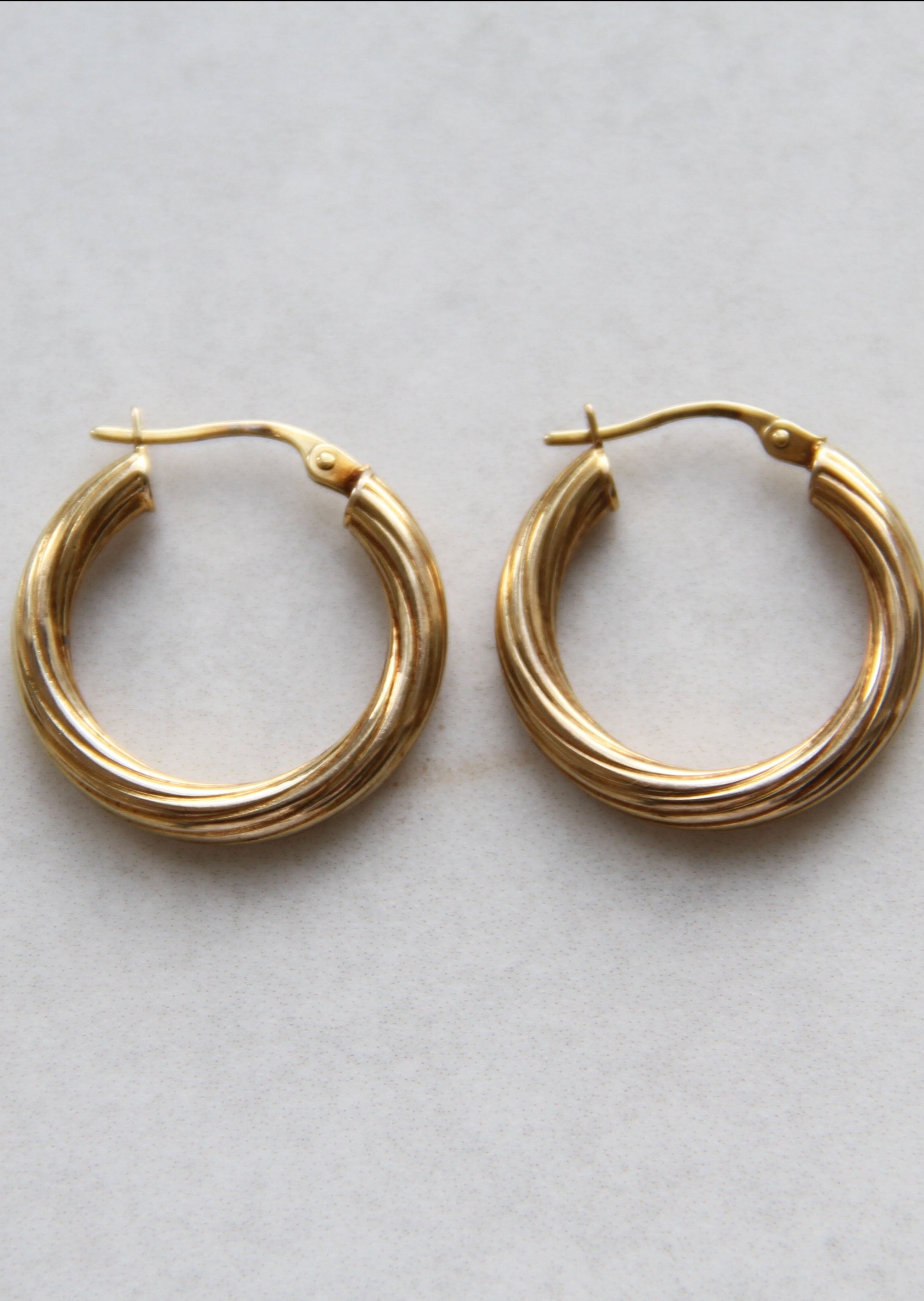 VINTAGE 9CT GOLD CIRCULAR EVERYDAY TWIST HOOPS