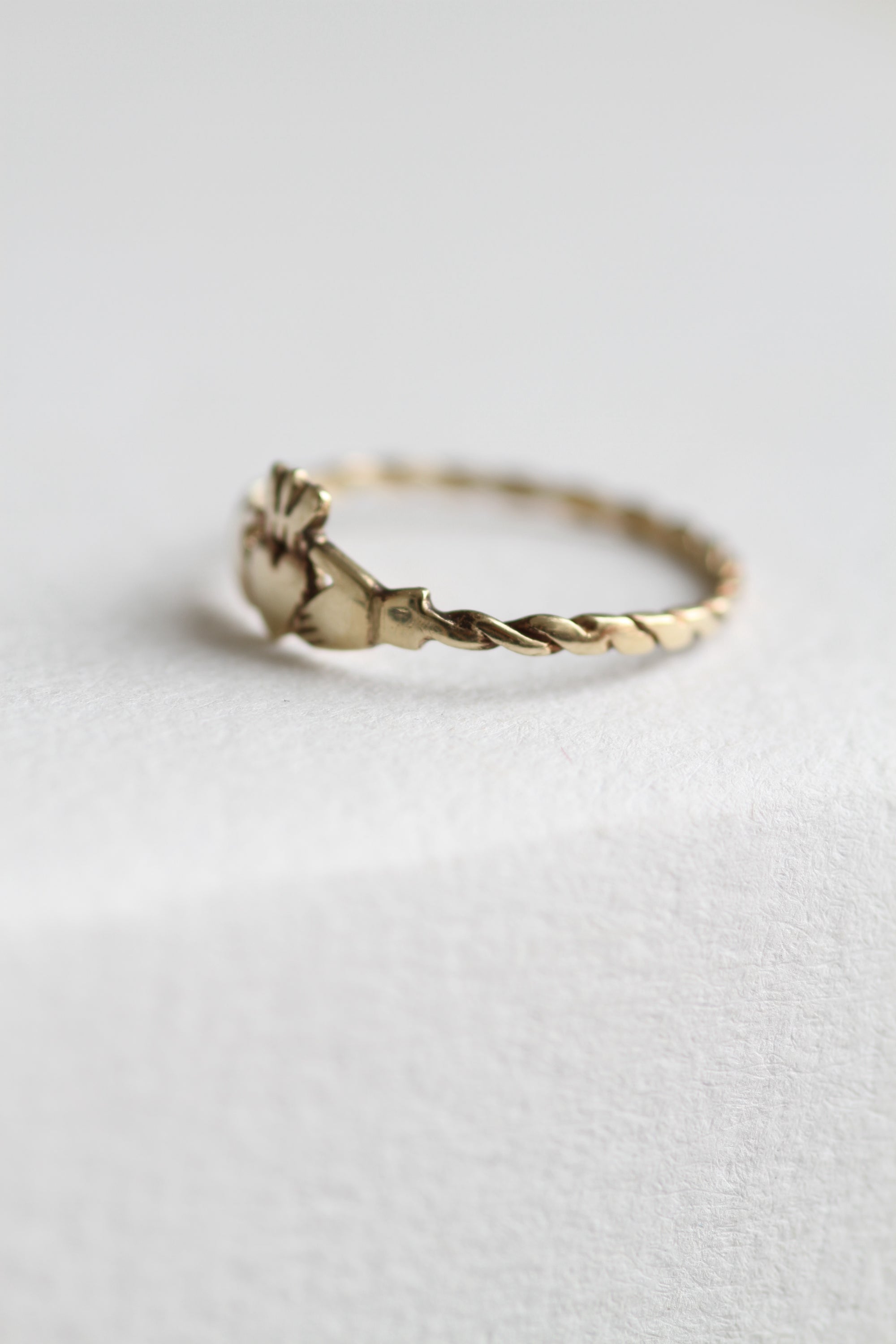 VINTAGE 9CT GOLD DELICATE CLADDAGH TWIST RING