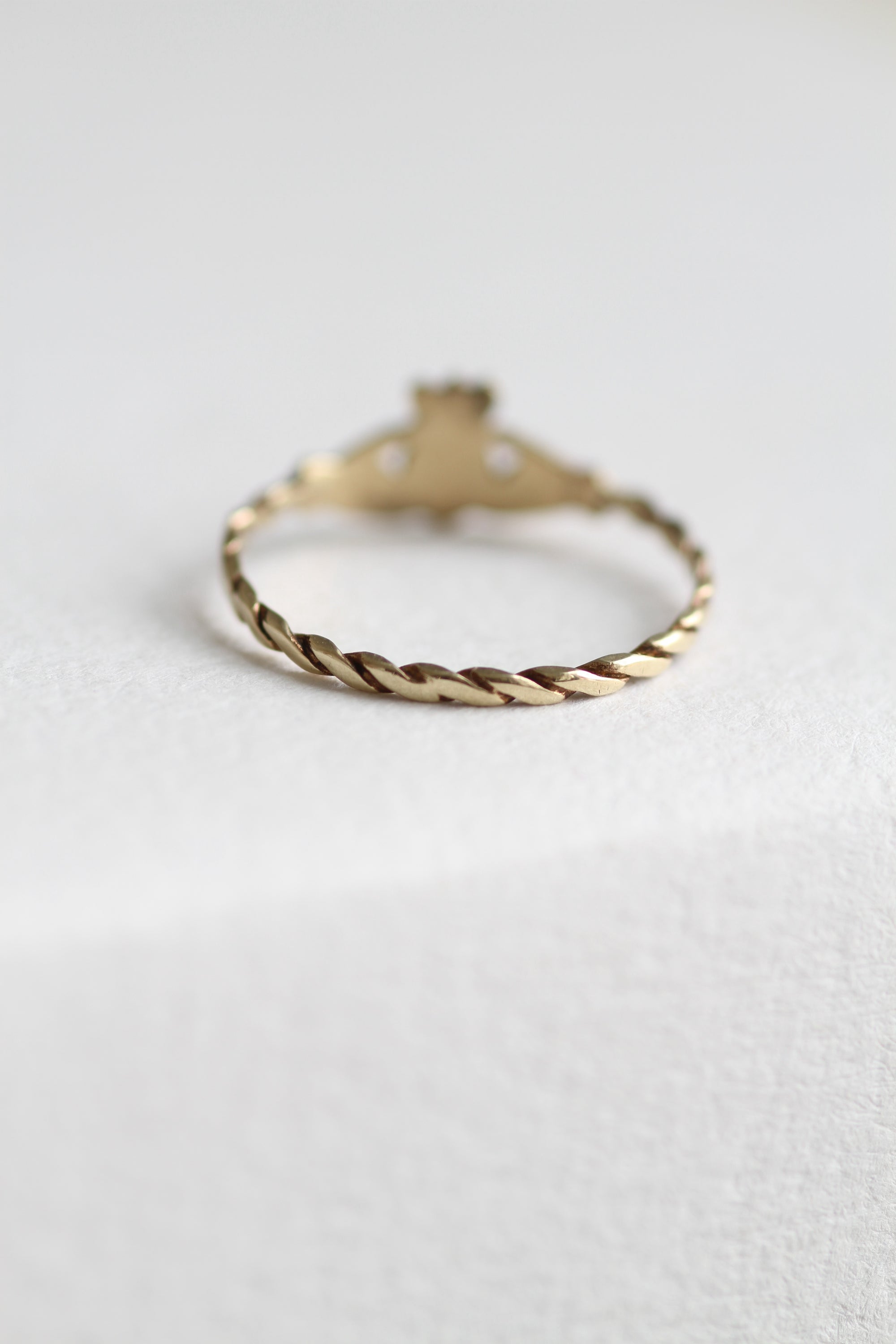 VINTAGE 9CT GOLD DELICATE CLADDAGH TWIST RING