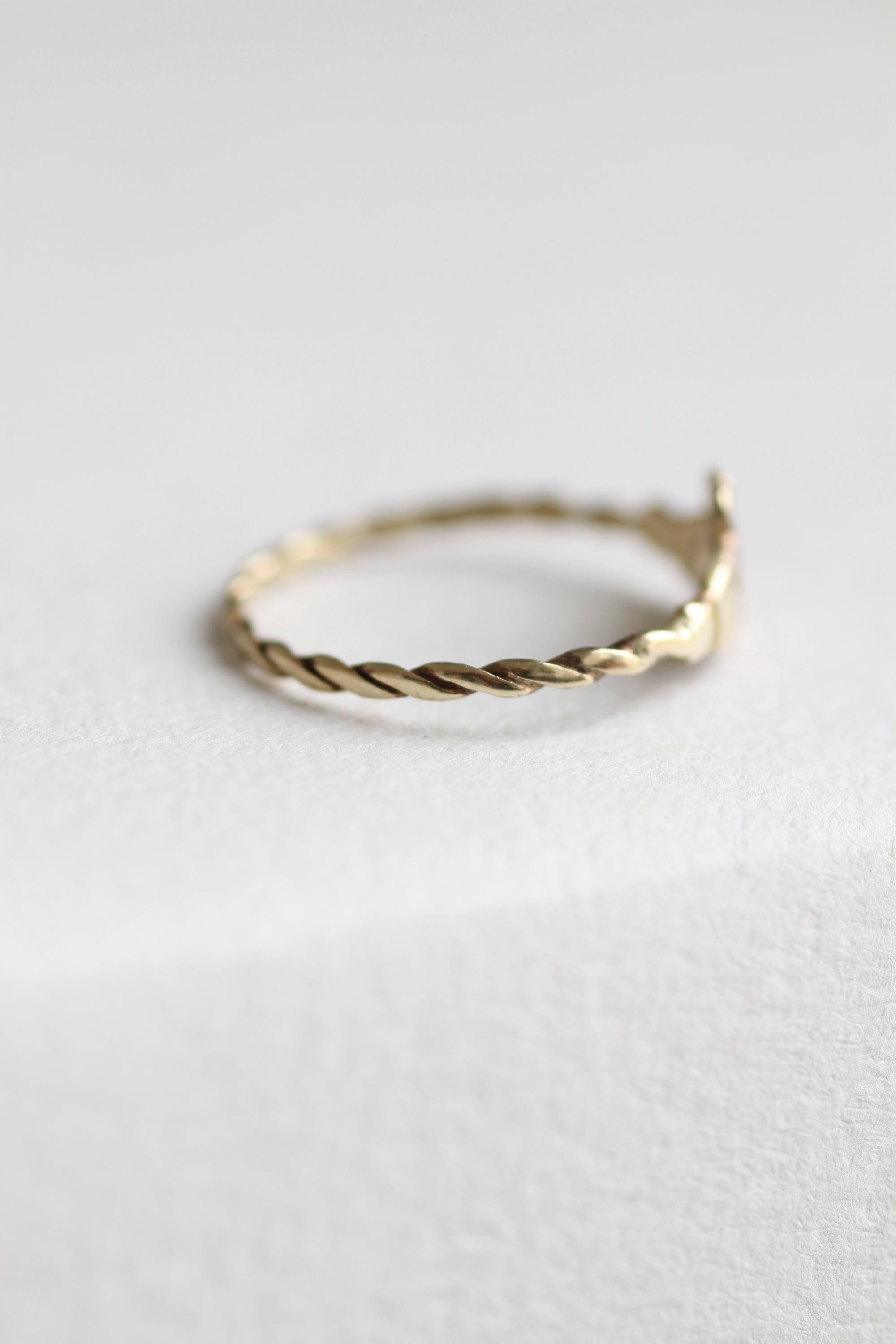 VINTAGE 9CT GOLD DELICATE CLADDAGH TWIST RING