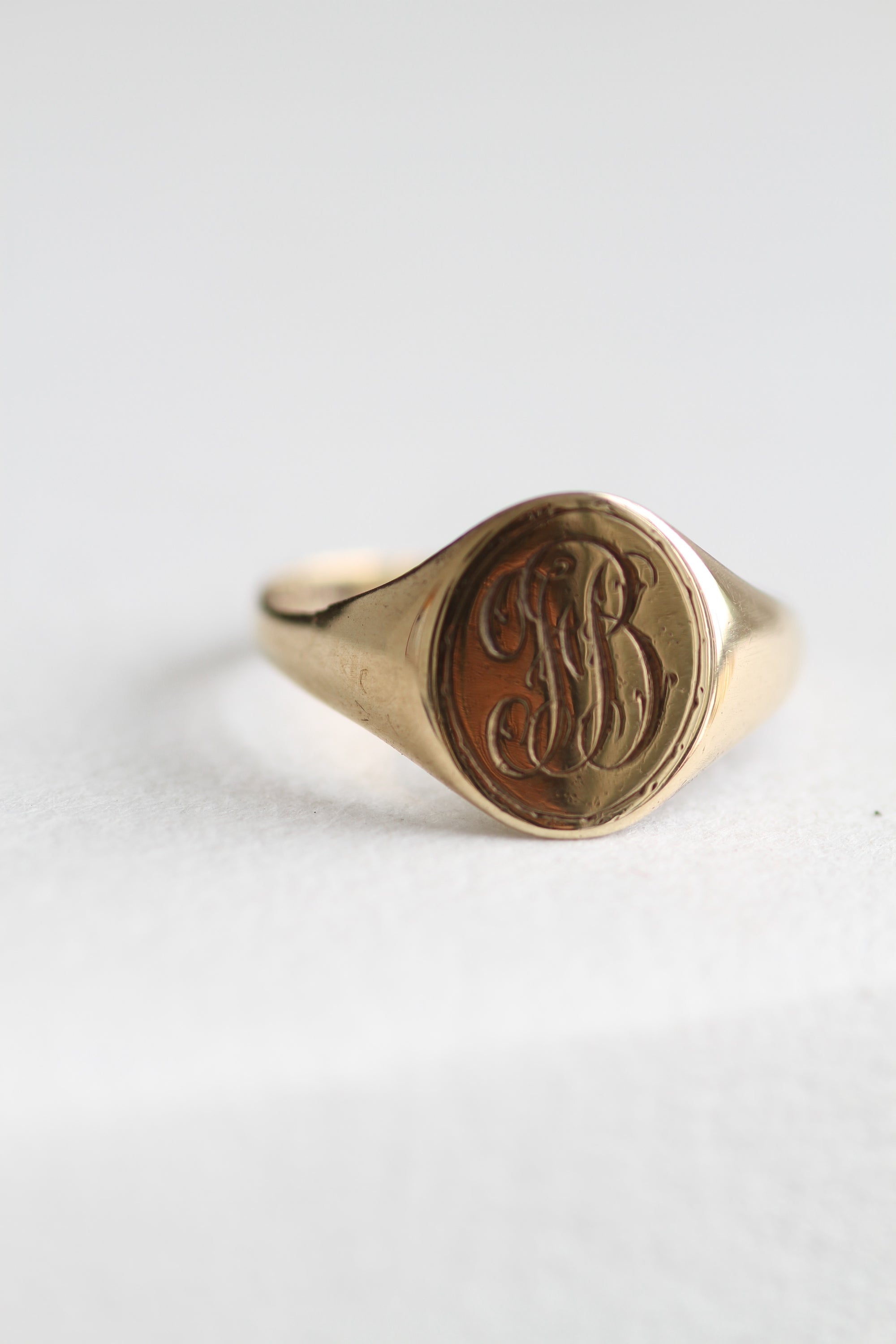 VINTAGE 9CT GOLD ITALIC 'B' RING