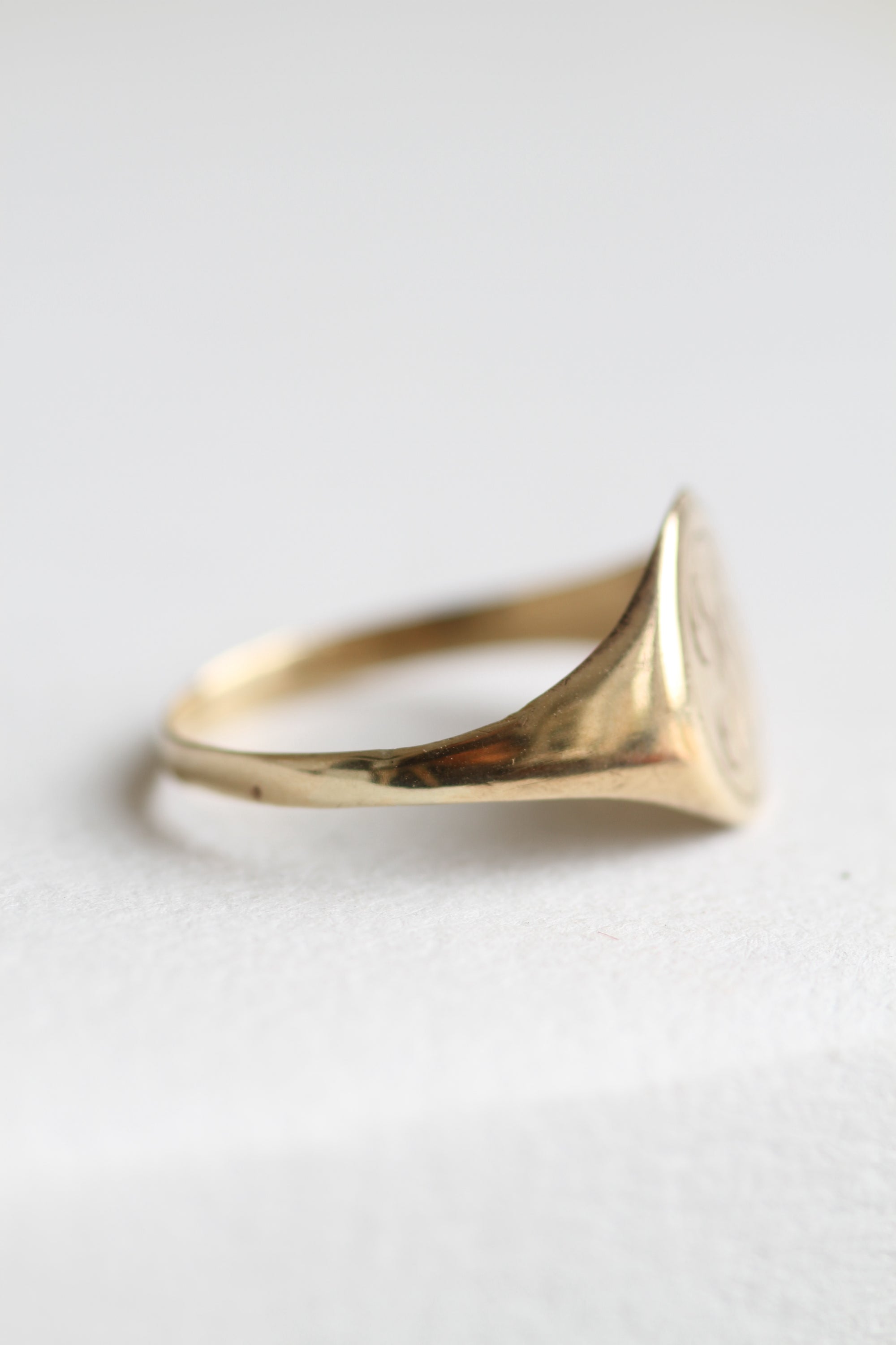 VINTAGE 9CT GOLD ITALIC 'B' RING