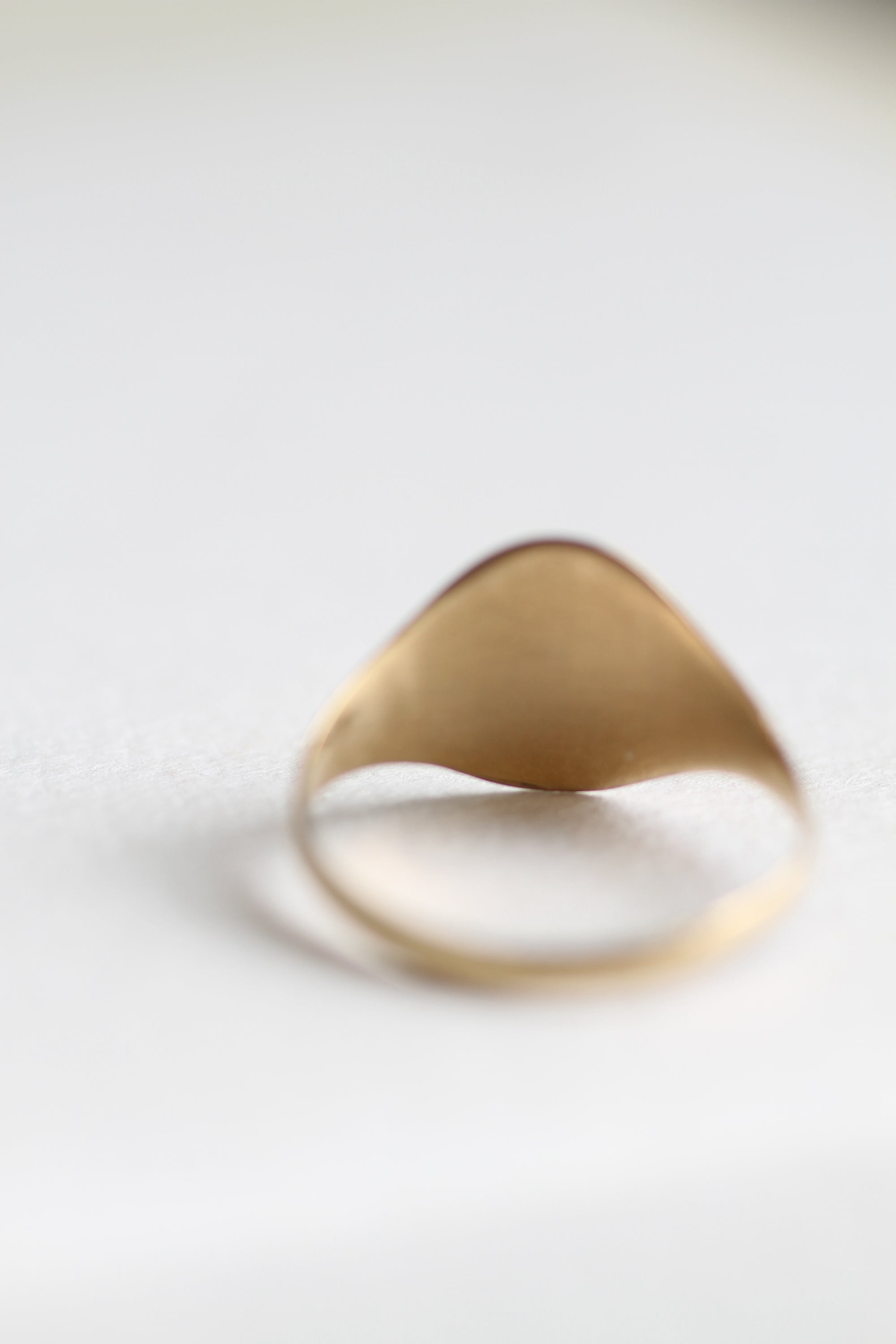 VINTAGE 9CT GOLD ITALIC 'B' RING