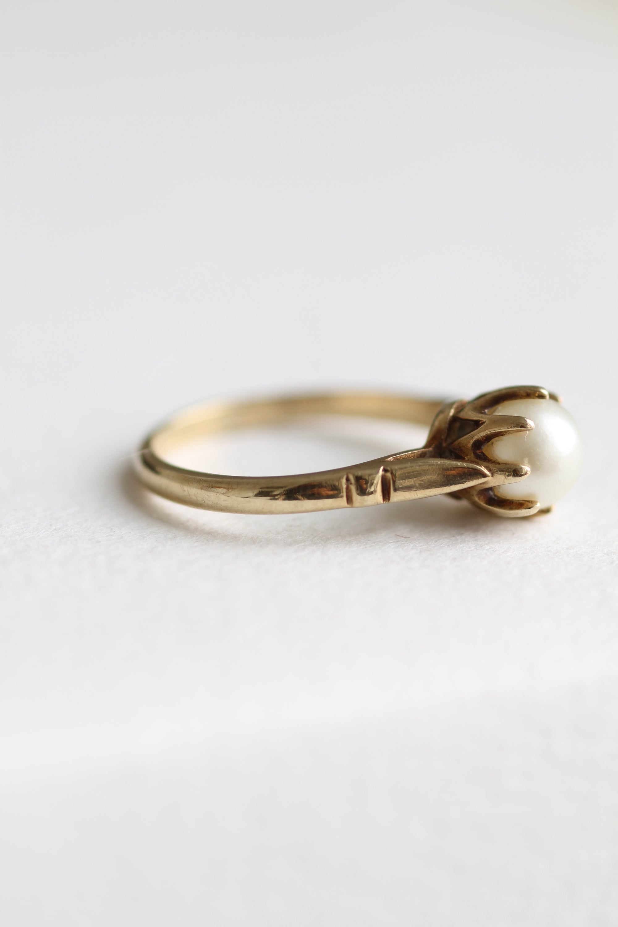 VINTAGE 9CT GOLD PEARL CLAW INCASED RING