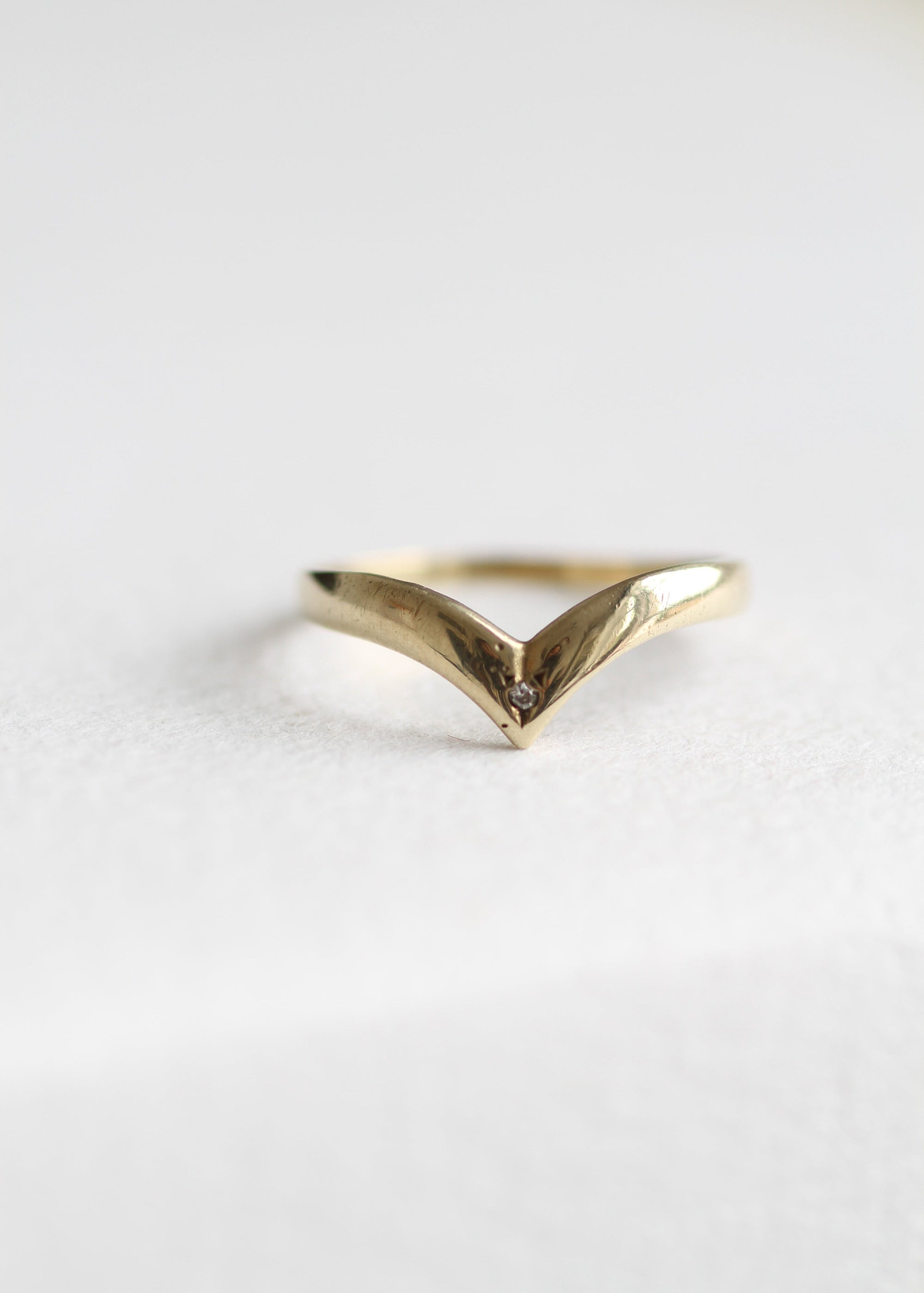 VINTAGE 9CT GOLD DELICATE WISHBONE SIGNET RING W/DIAMOND