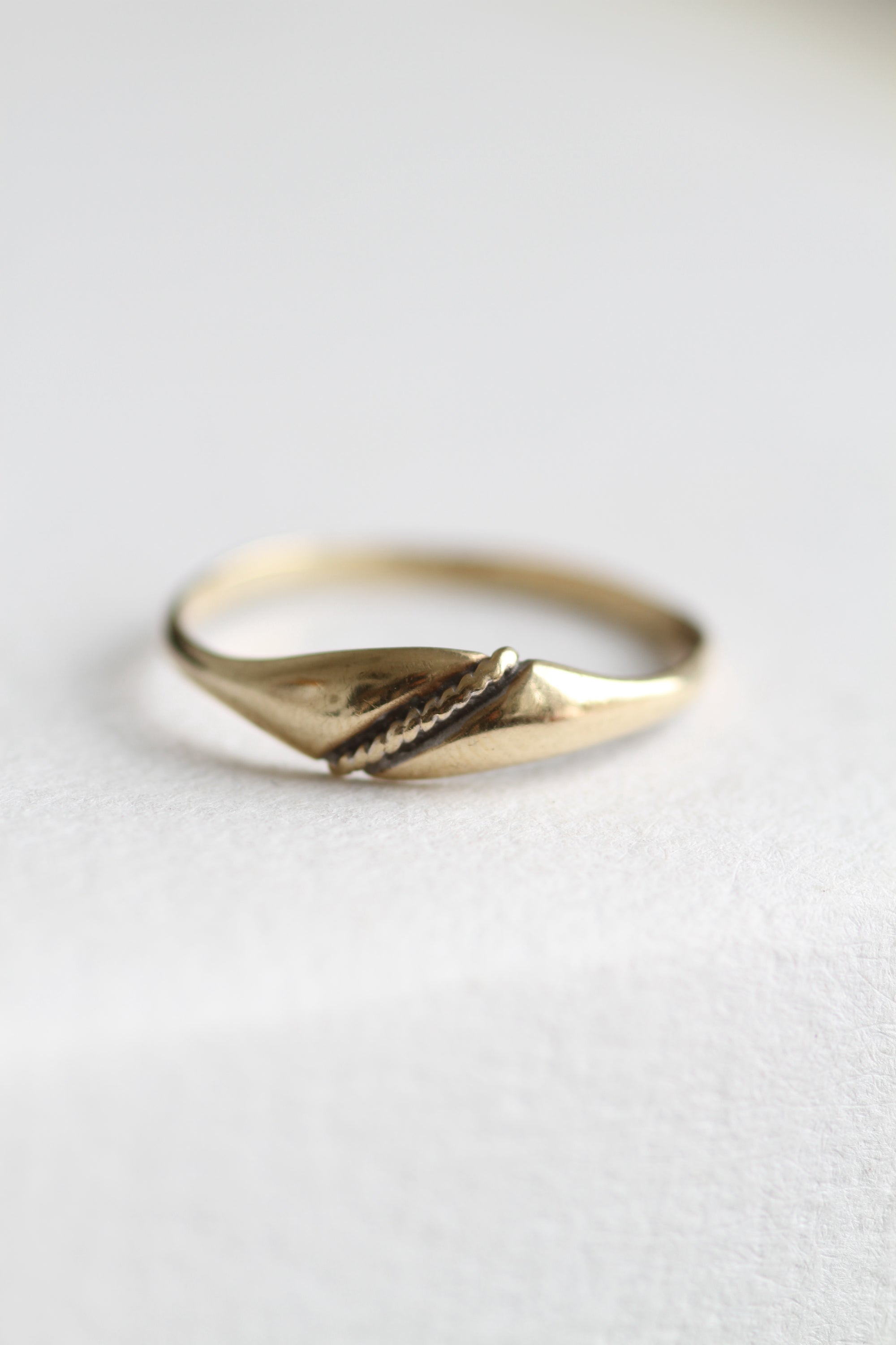 VINTAGE 9CT GOLD DELICATE CRESCENT RING