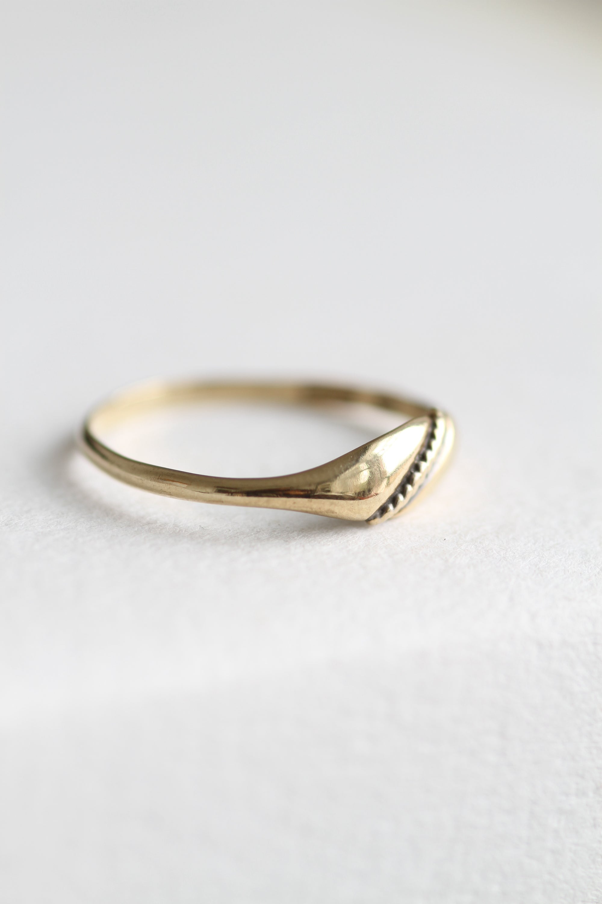 VINTAGE 9CT GOLD DELICATE CRESCENT RING