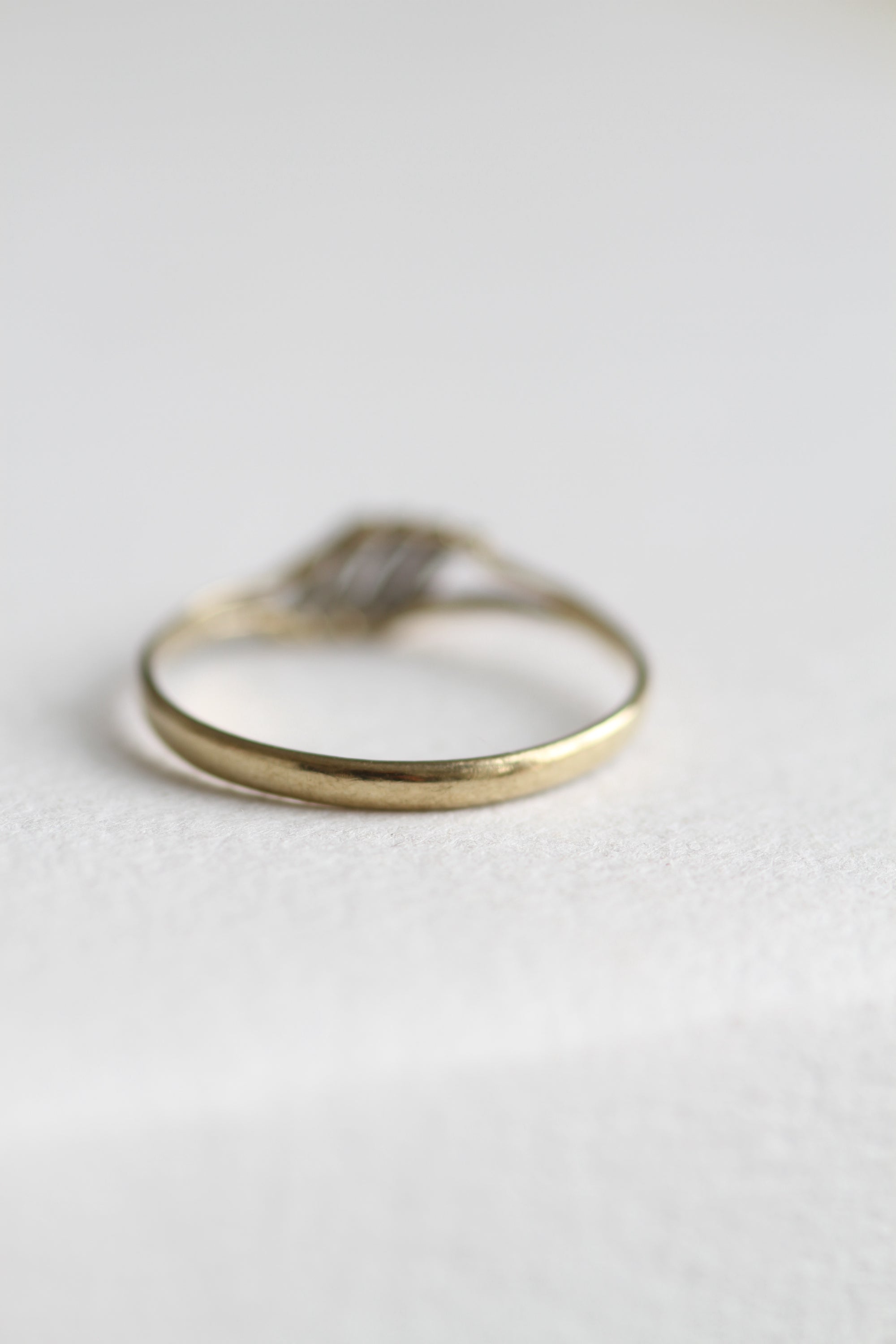 VINTAGE 9CT GOLD DELICATE TRIPLE WAVE RING