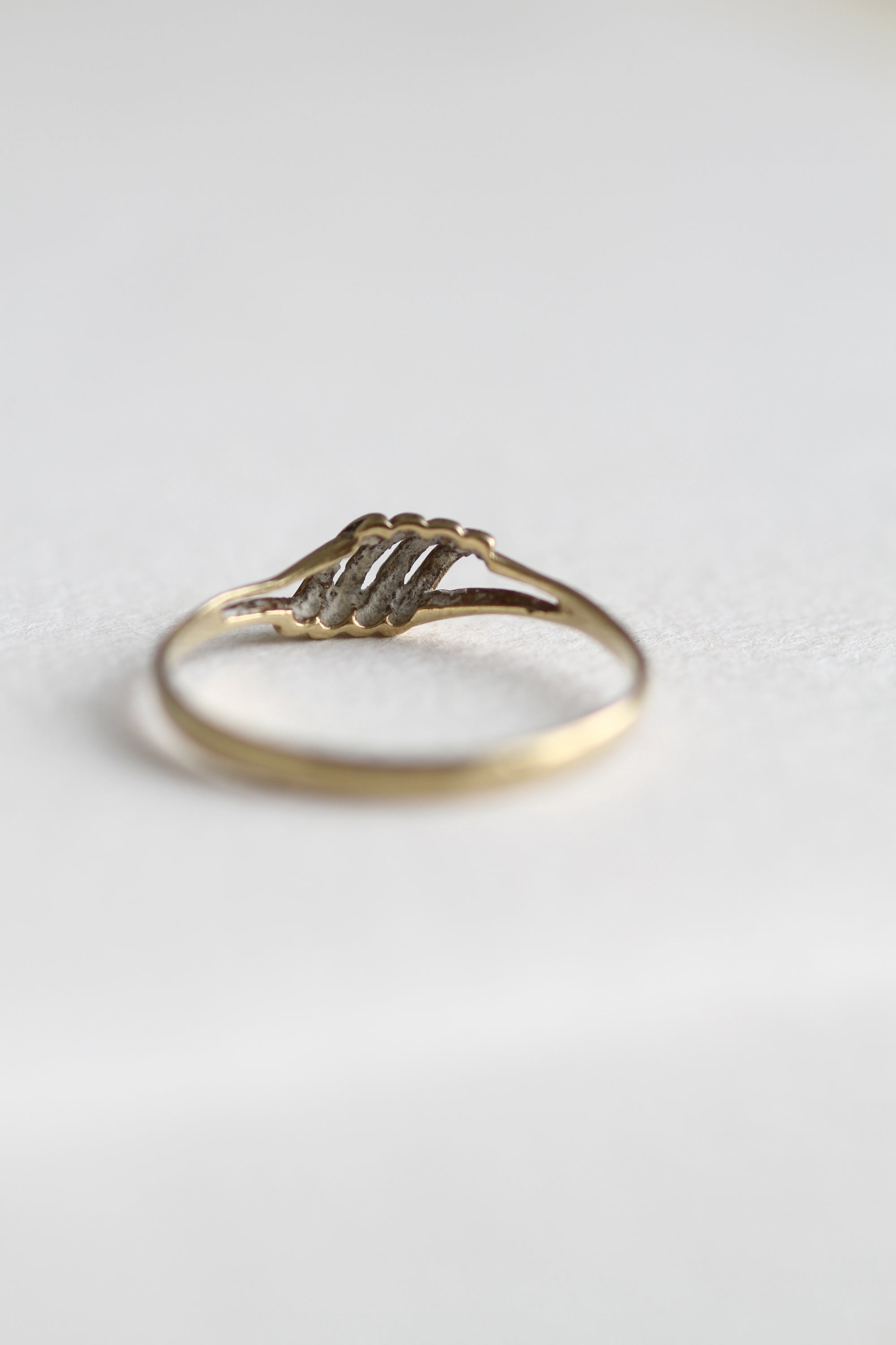 VINTAGE 9CT GOLD DELICATE TRIPLE WAVE RING