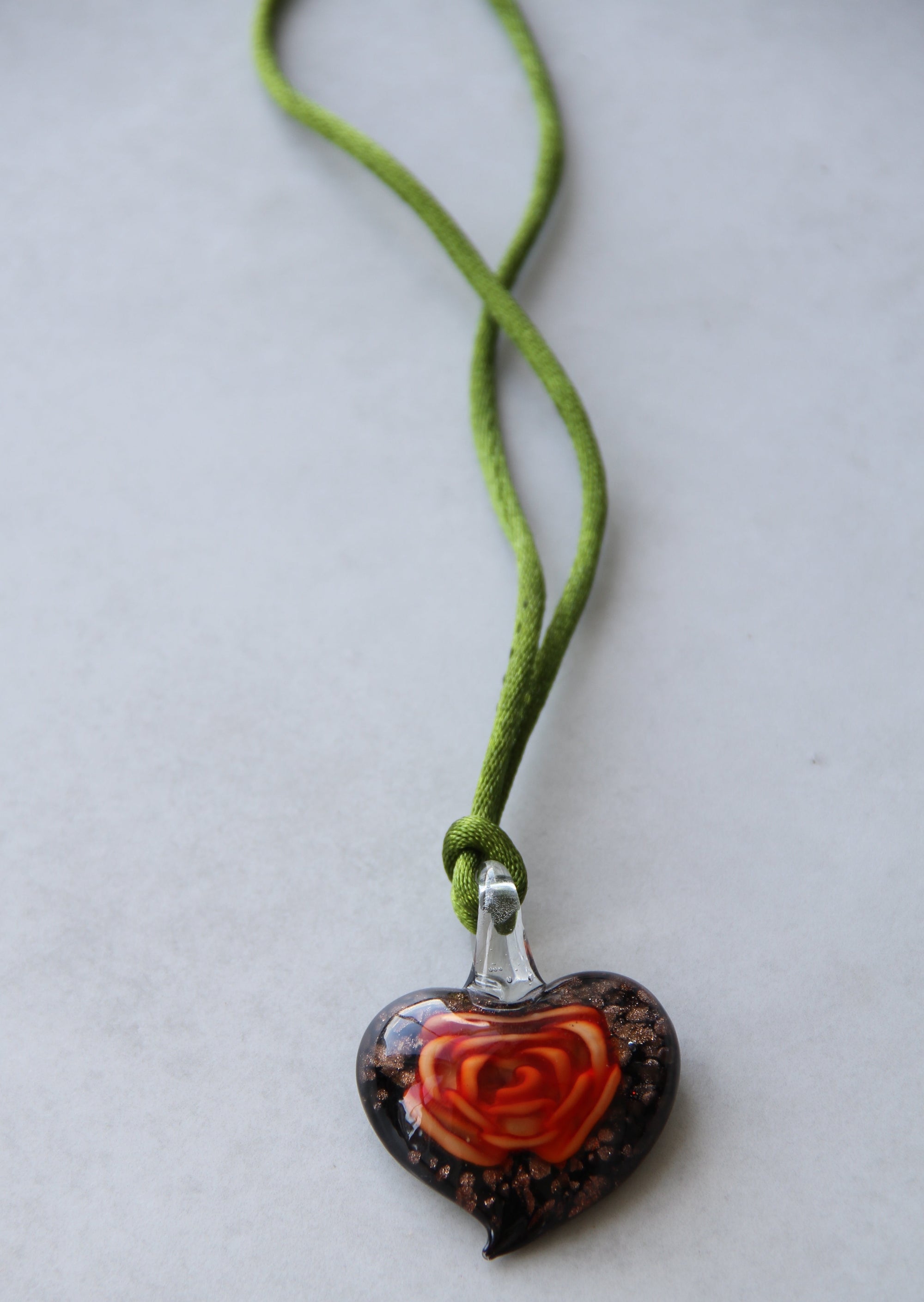 VINTAGE 1950's HEART GLASS PENDANT CHOKER