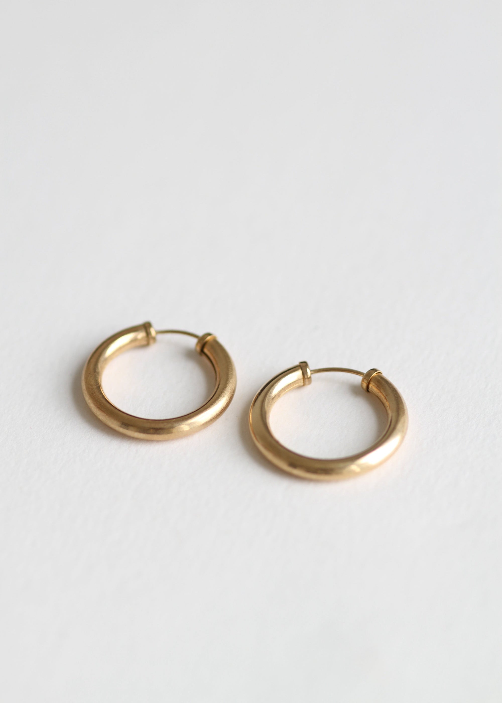 VINTAGE 9CT GOLD SIMPLE TUBULAR HOOPS