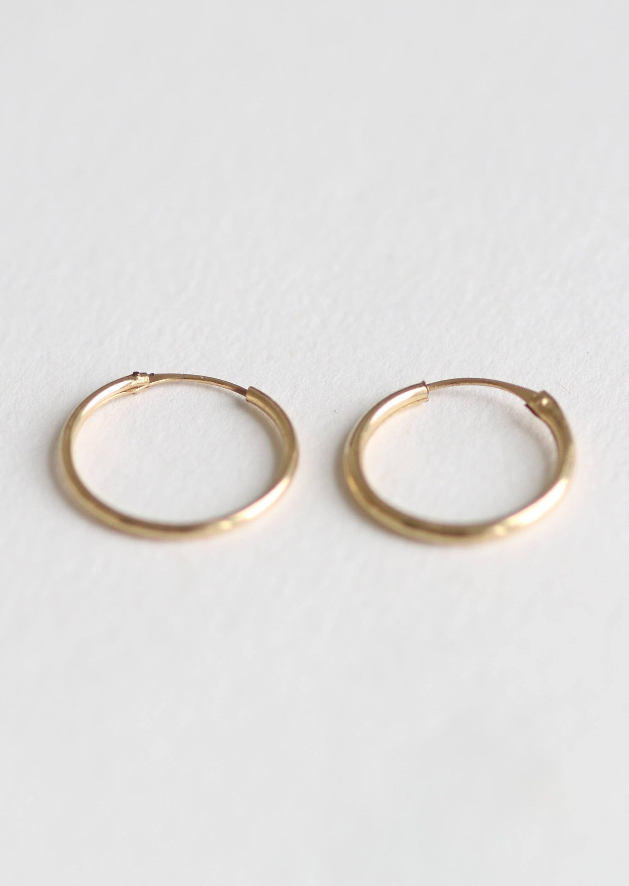 VINTAGE 9CT GOLD SIMPLE LIGHTWEIGHT HOOPS