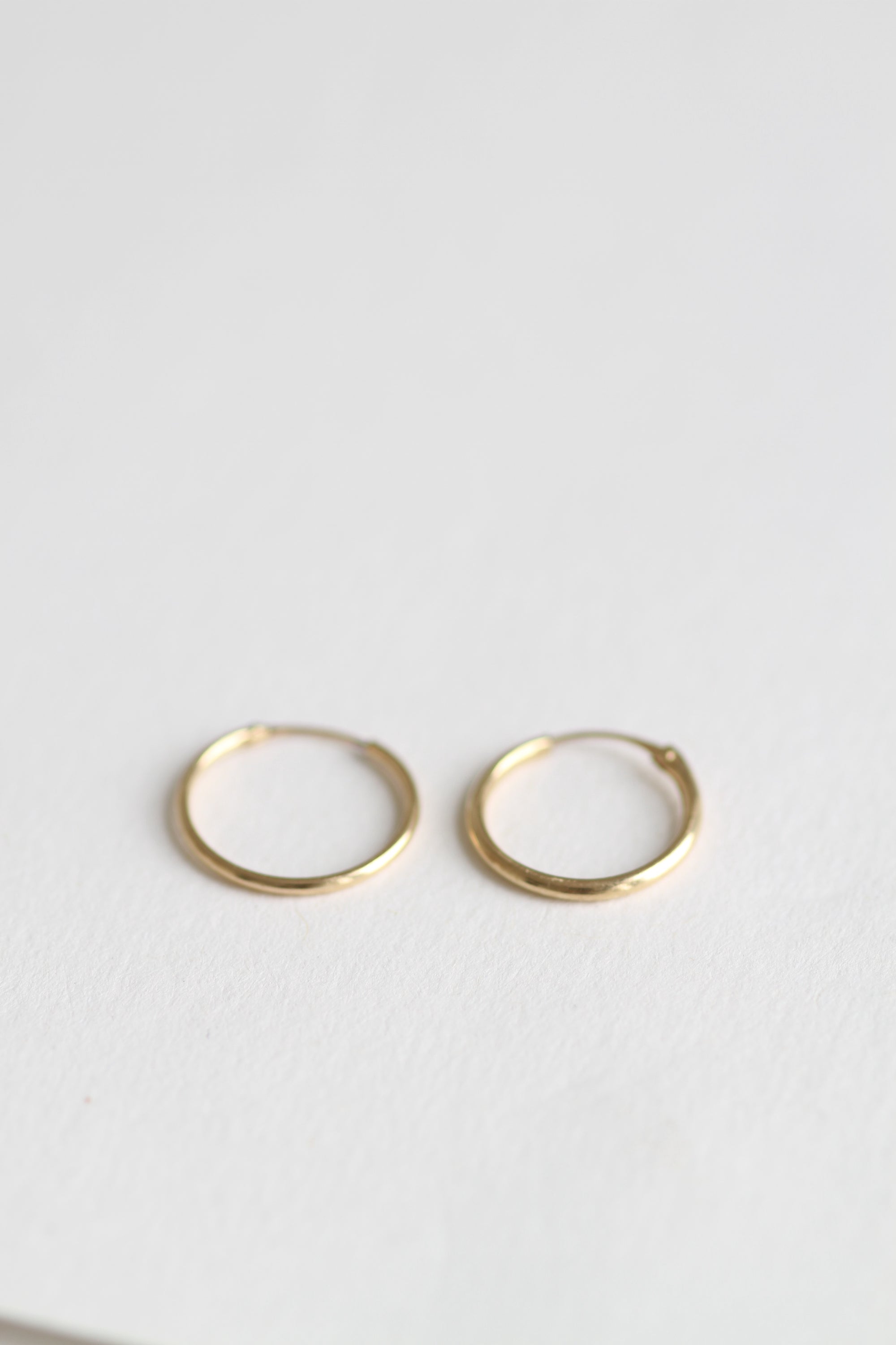 VINTAGE 9CT GOLD SIMPLE LIGHTWEIGHT HOOPS