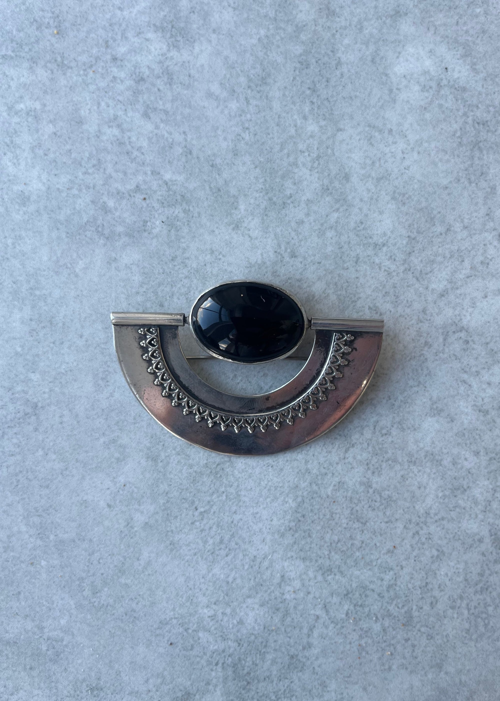 STERLING SILVER ART DECO ONYX & JASPAR BROOCH