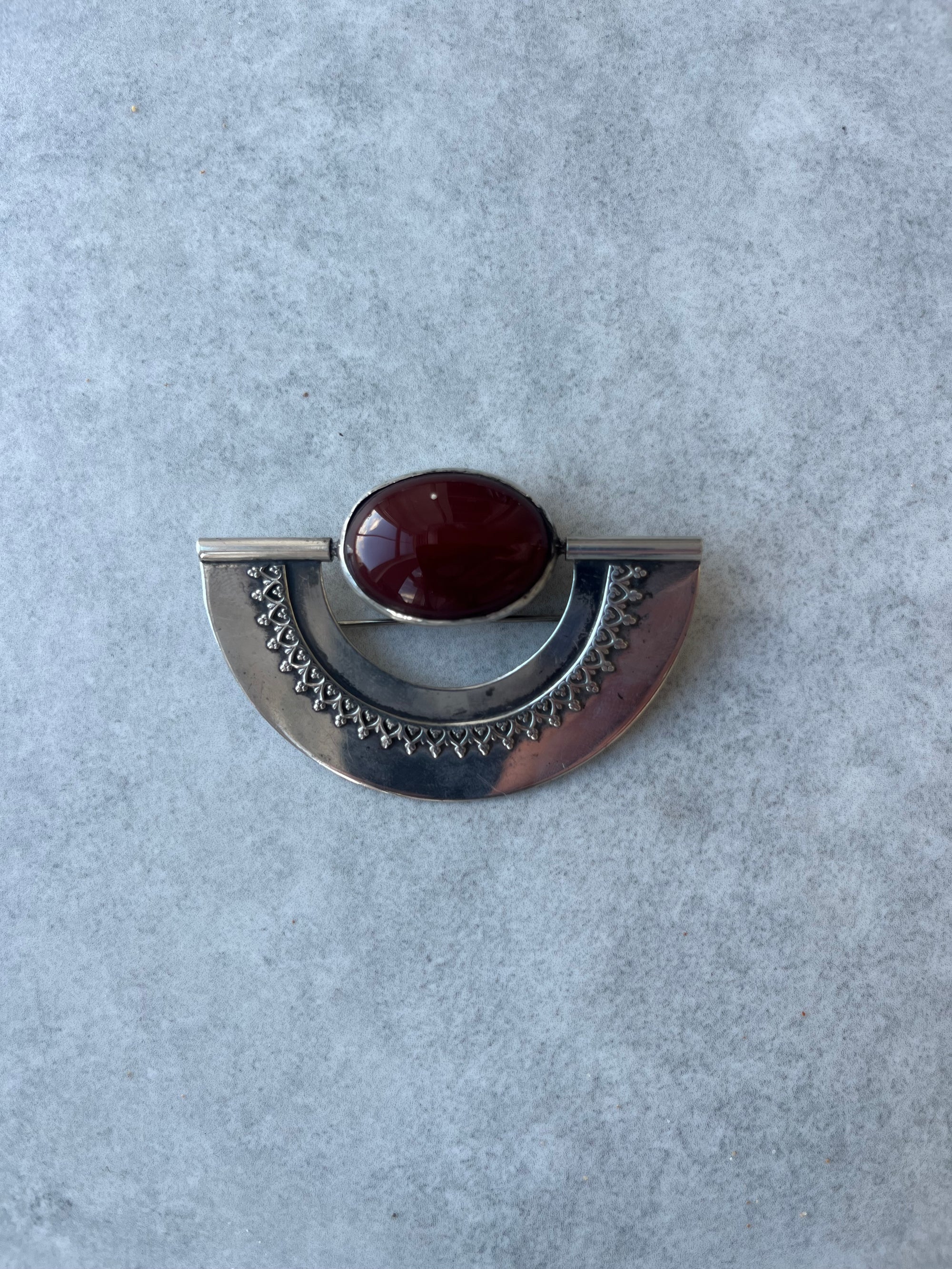 STERLING SILVER ART DECO ONYX & JASPAR BROOCH