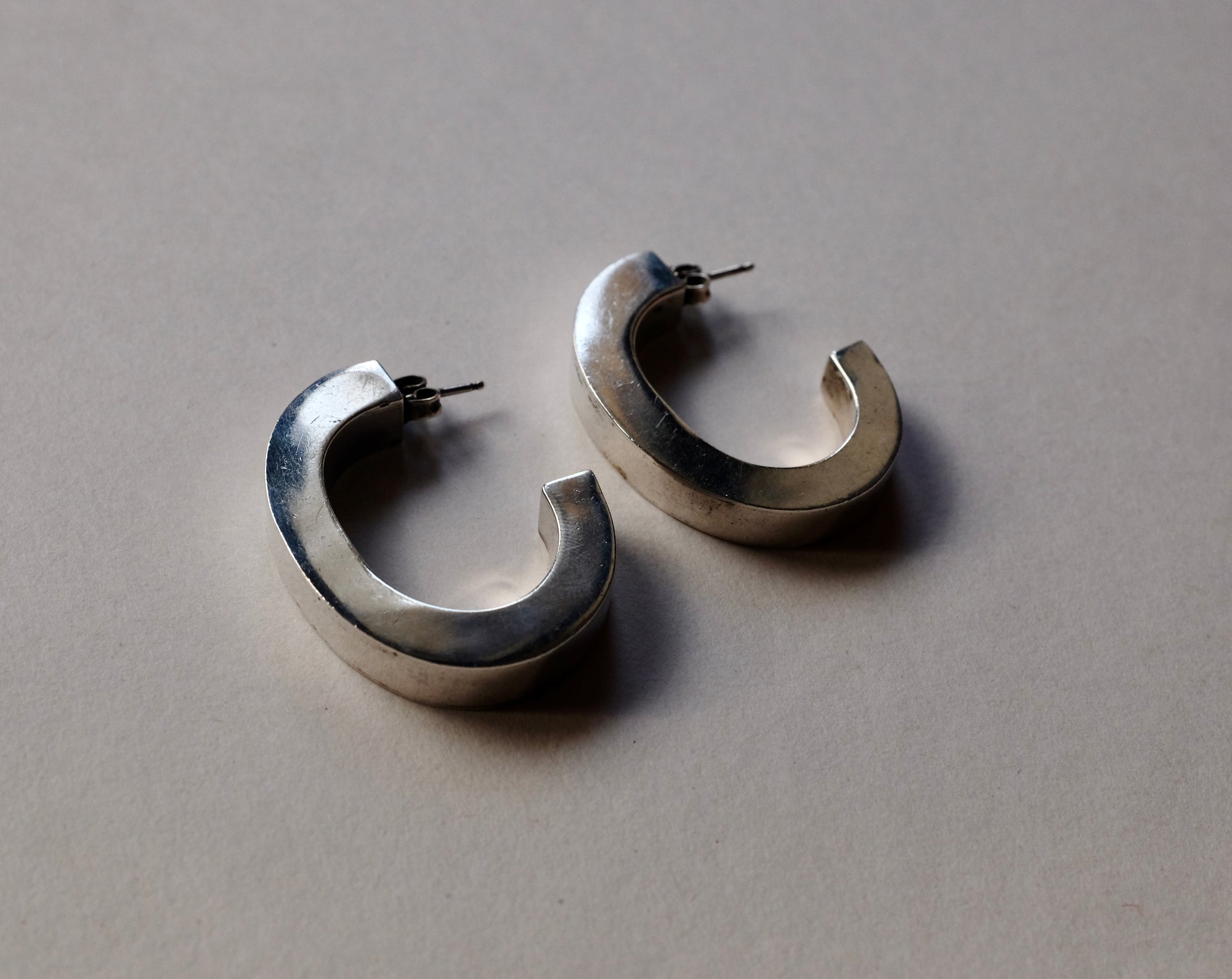 Statement Curved Huggies