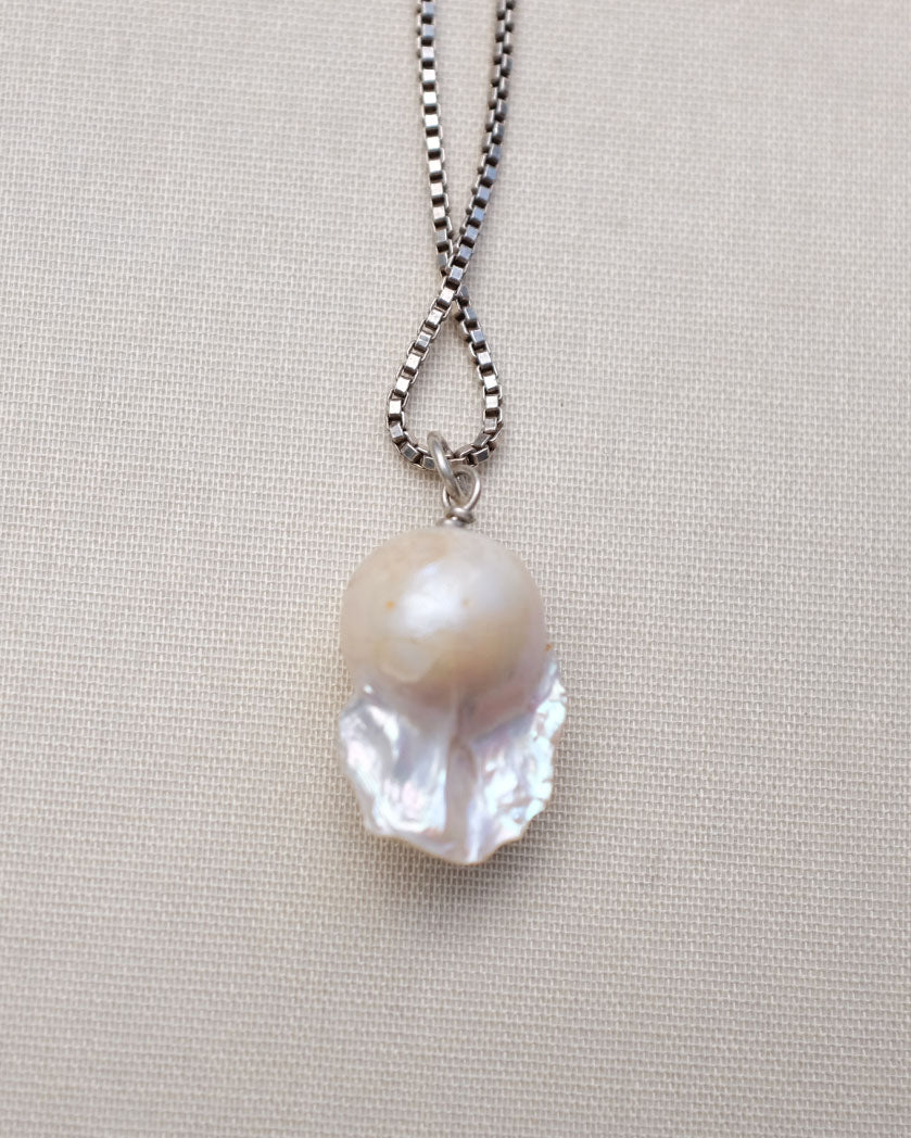 VINTAGE STERLING SILVER BOX CHAIN W/BAROQUE PEARL