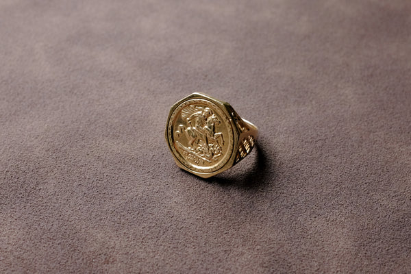 9CT GOLD SOVEREIGN STYLE ST GEORGES RING
